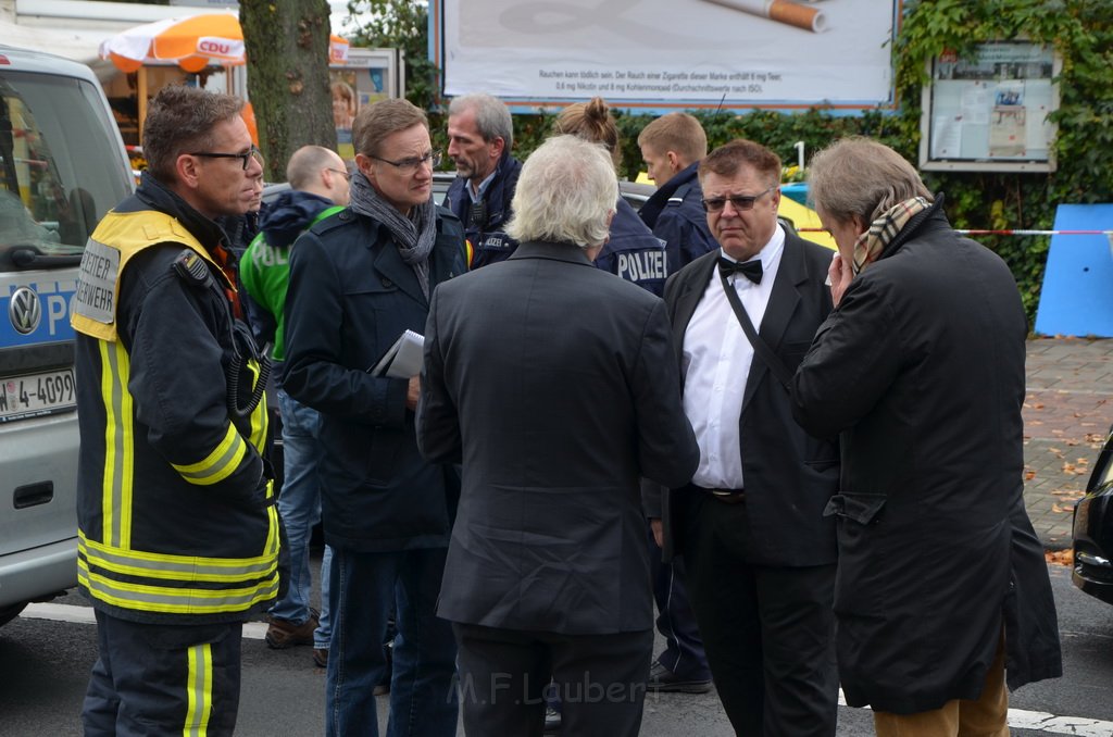 Attentat auf Fr Reker Koeln Braunsfeld Aachenerstr Wochenmarkt P42.JPG - Miklos Laubert